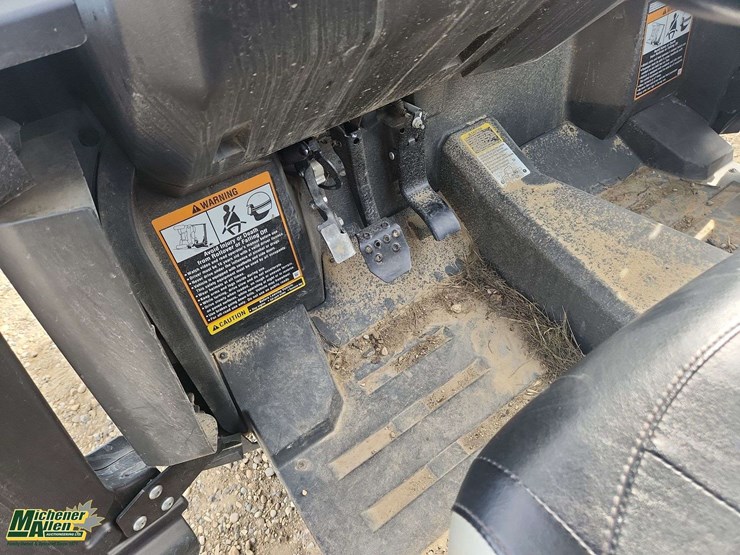 2019-john-deere-gator-image-14