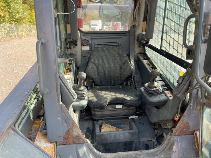 2013-deere-323d-image-18