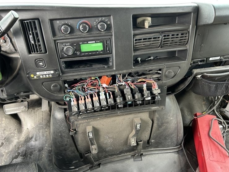 2016-chevrolet-express-paratransit-bus-image-16