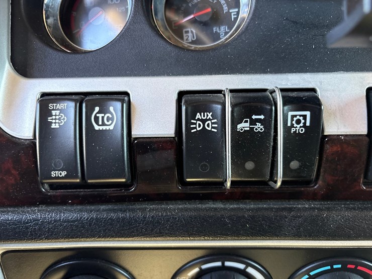 2023-kenworth-w900l-image-84