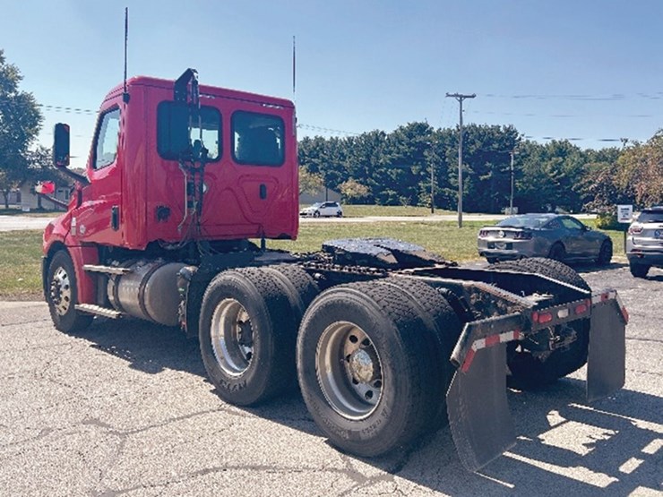 2019-freightliner-cascadia-126-image-2