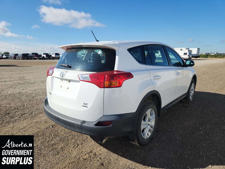 2015-toyota-rav4-le-image-4