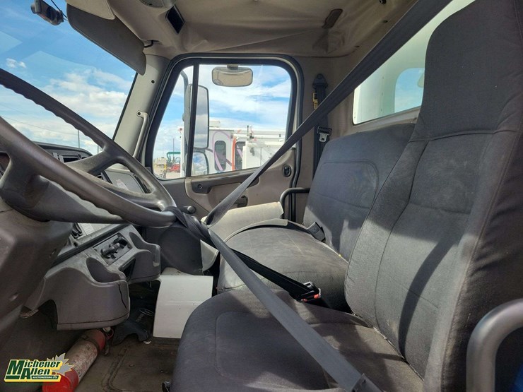 2006-freightliner-m2-106-image-15