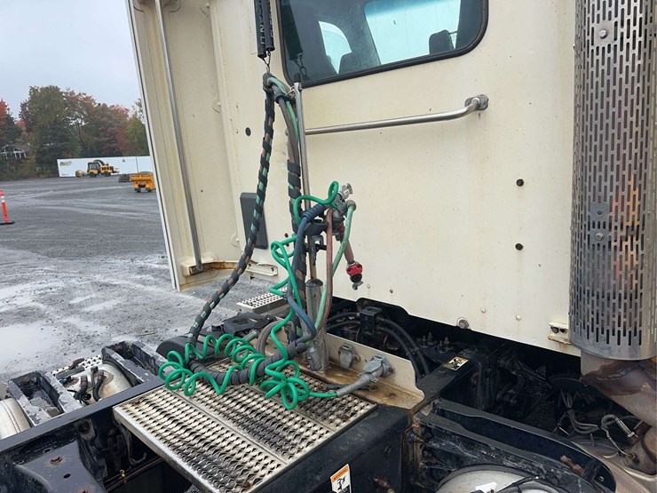 2018-peterbilt-579-image-13