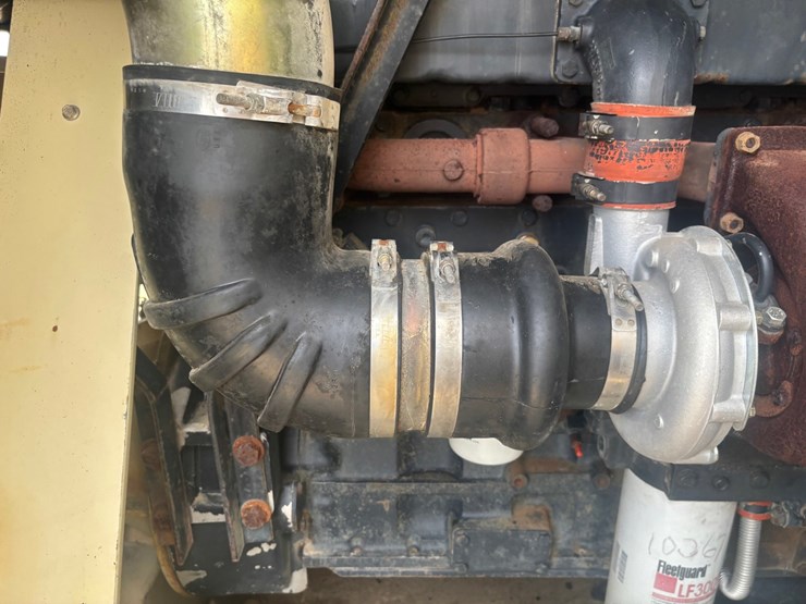#3338-•-ingersoll-rand-ir900-towable-air-compressor-image-23