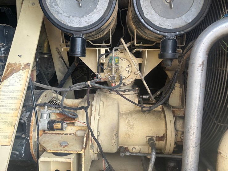 #3338-•-ingersoll-rand-ir900-towable-air-compressor-image-11