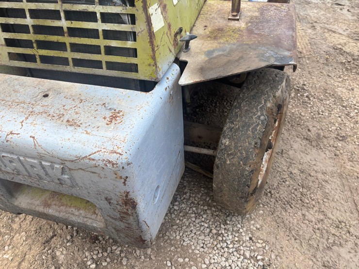 #3332-•-clark-it40b-forklift-image-17