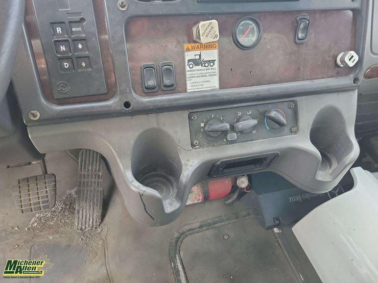 2006-freightliner-m2-106-image-21