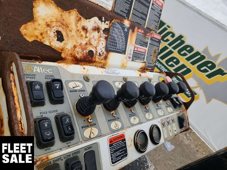 2014-freightliner-m2-106-image-31