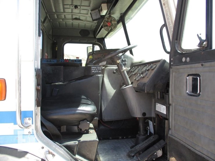 2010-peterbilt-320-image-7