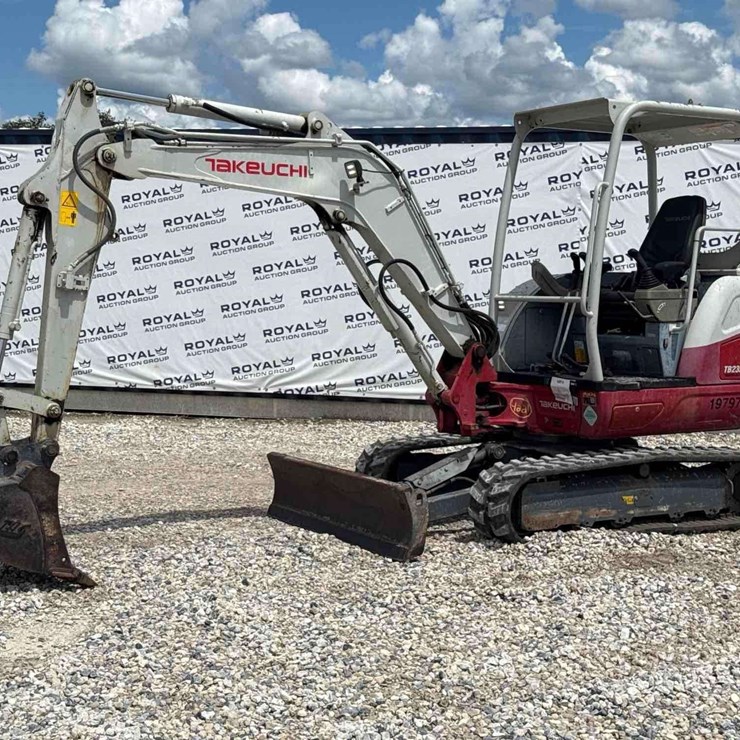 2019 TAKEUCHI TB235-2