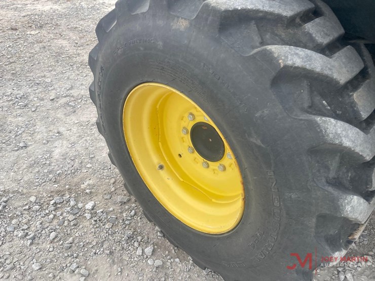 john-deere-3320-image-10