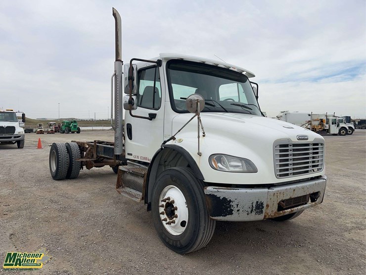 2009-freightliner-m2-106-image-2