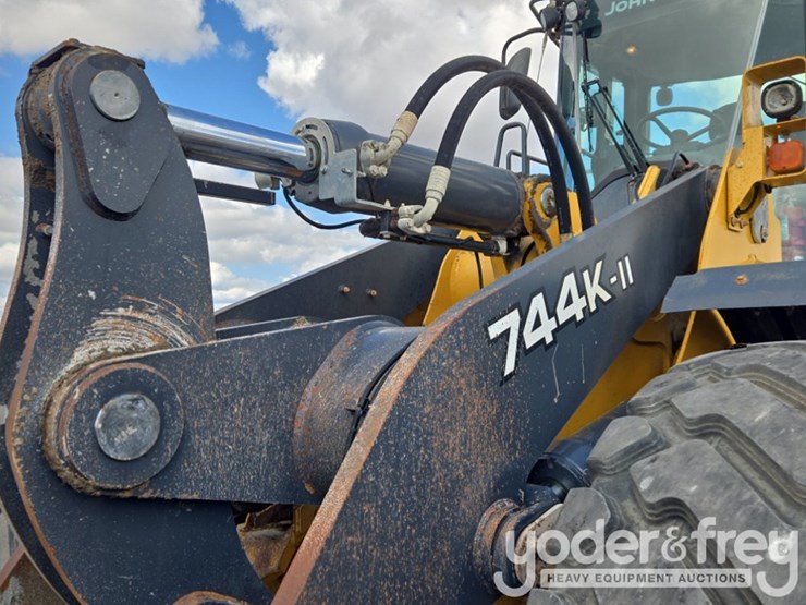2019-deere-744k-image-18