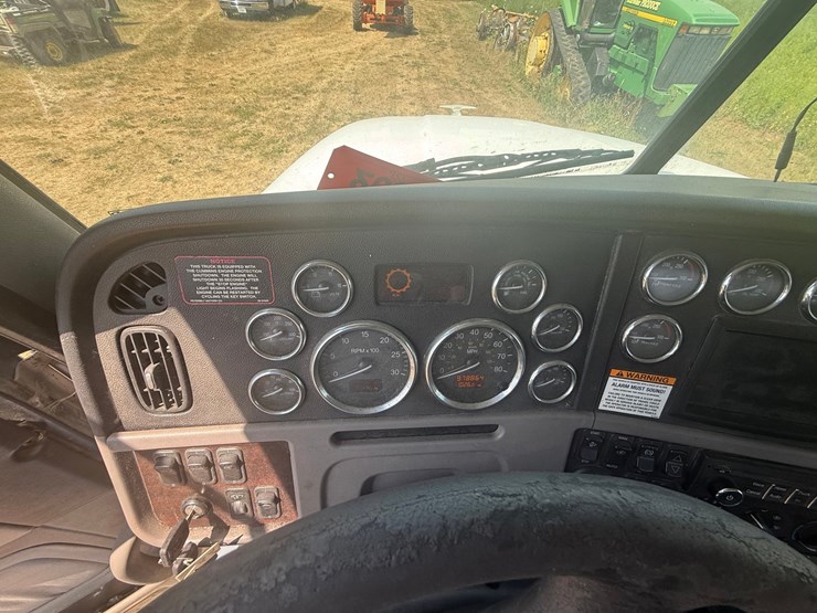 2012-peterbilt-384-image-30