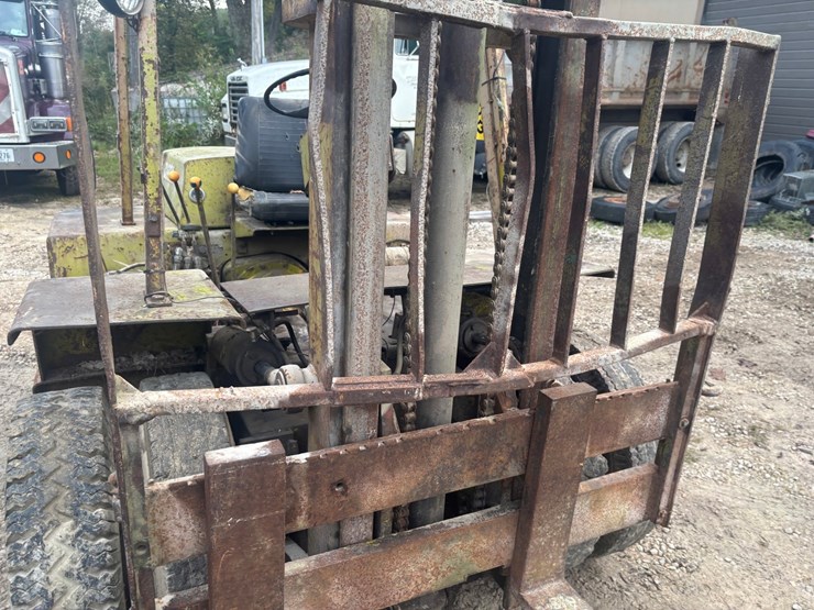#3332-•-clark-it40b-forklift-image-46
