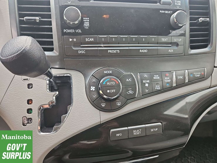 2013-toyota-sienna-image-17
