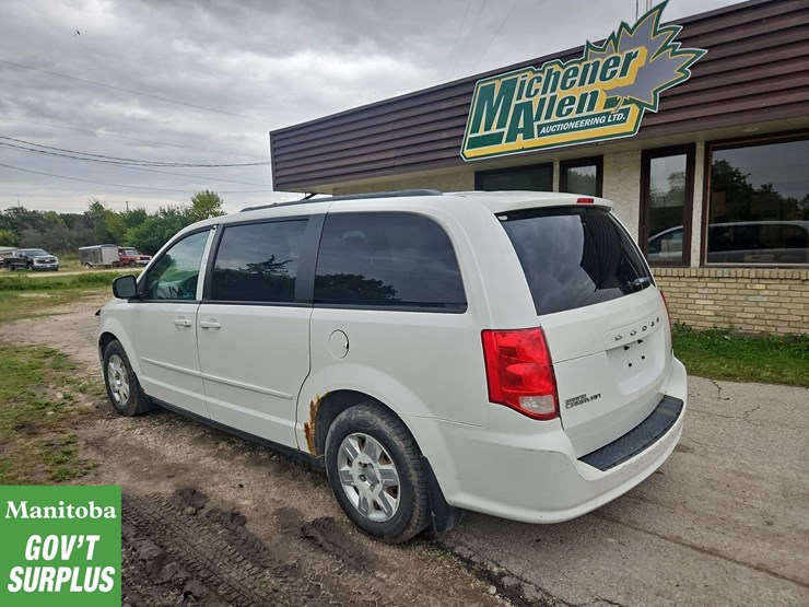 2012-dodge-grand-caravan-sxt-image-3