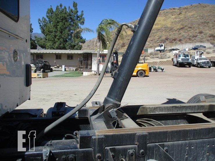 2016-peterbilt-579-image-19
