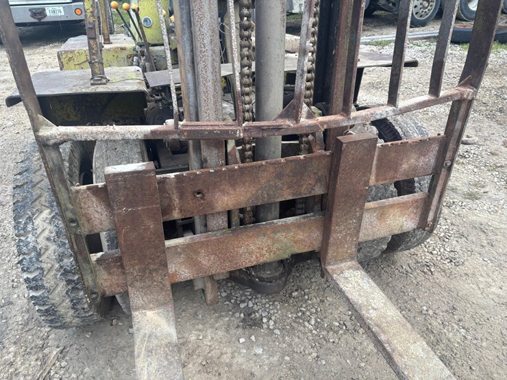 #3332-•-clark-it40b-forklift-image-48