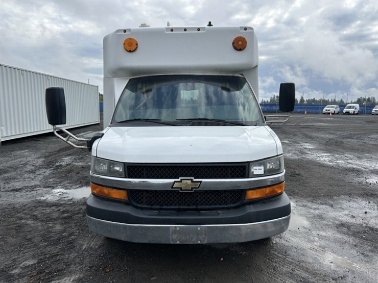 2016-chevrolet-express-paratransit-bus-image-8
