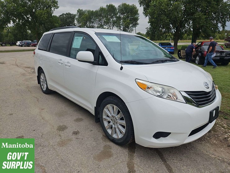 2013-toyota-sienna-image-2