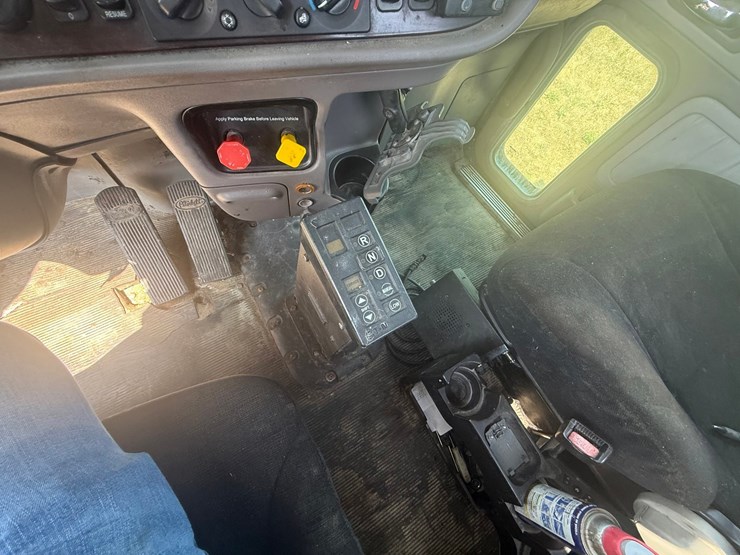 2012-peterbilt-384-image-28