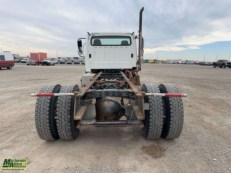 2009-freightliner-m2-106-image-6
