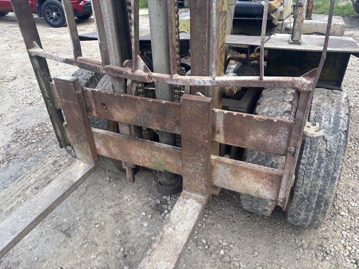 #3332-•-clark-it40b-forklift-image-43