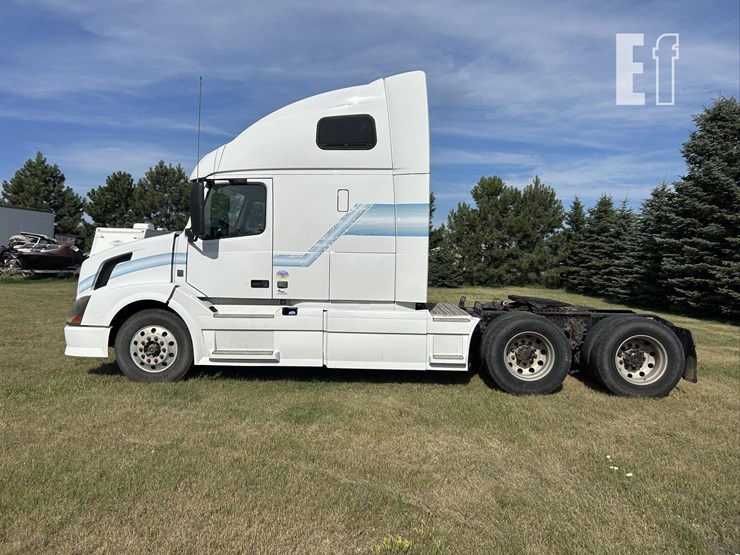 2012-volvo-vnl64t670-image-8