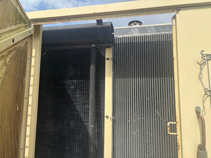 #3338-•-ingersoll-rand-ir900-towable-air-compressor-image-18