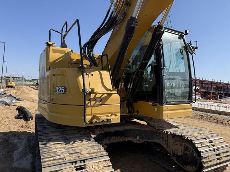 2023-caterpillar-325-image-2