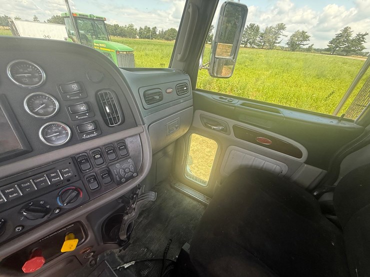 2012-peterbilt-384-image-29