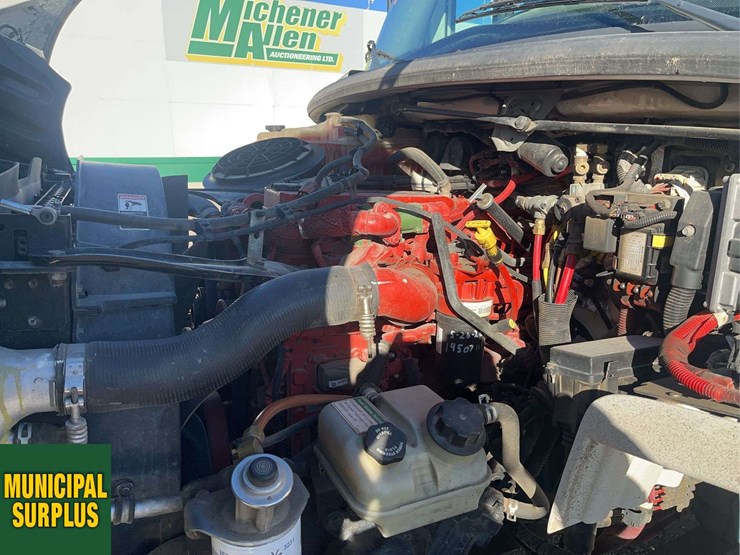 2015-freightliner-m2-106-image-24