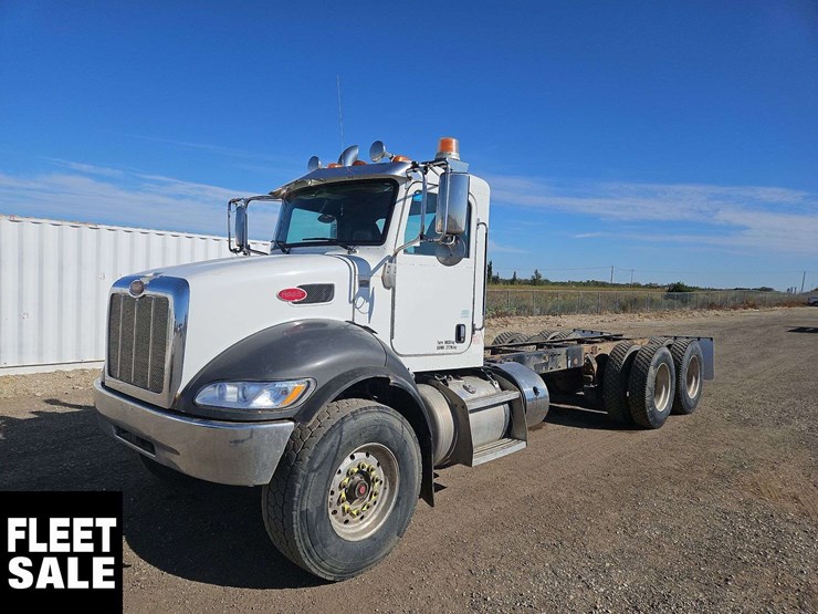 2015-peterbilt-348-image-1