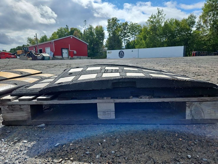 1-pallet-of-rubber-construction-curbs-image-2