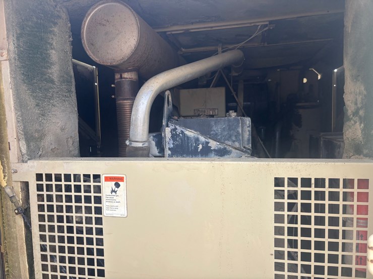 #3338-•-ingersoll-rand-ir900-towable-air-compressor-image-8