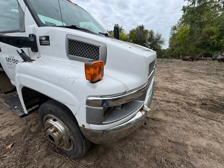 #1935-•-2004-chevrolet-5500-roll-back-truck-image-36
