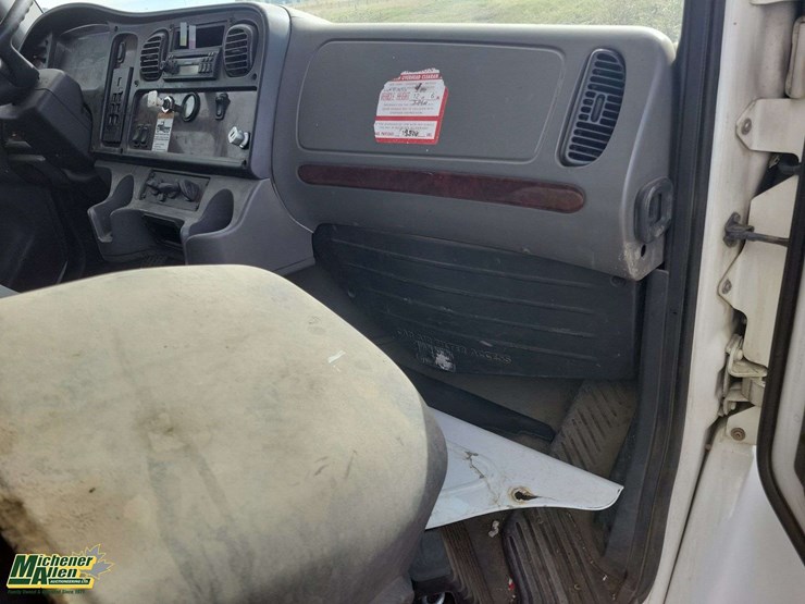 2006-freightliner-m2-106-image-29