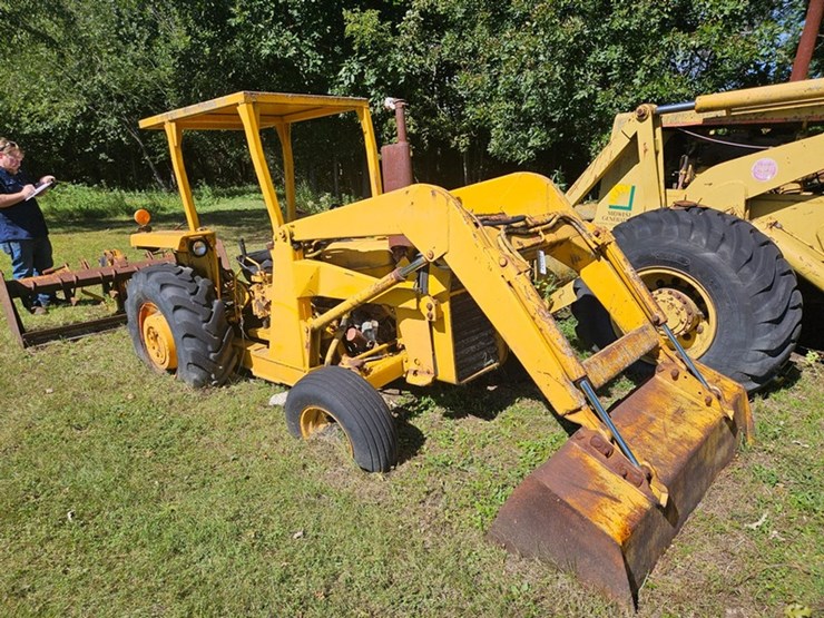 #2532-•-massey-ferguson-80b-loader-tractor-image-1