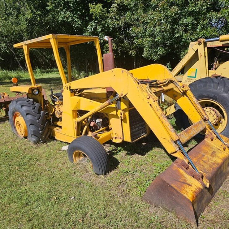 #2532 • Massey Ferguson 80B Loader Tractor