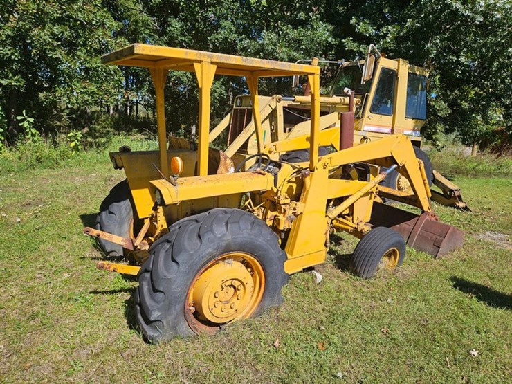 #2532-•-massey-ferguson-80b-loader-tractor-image-3