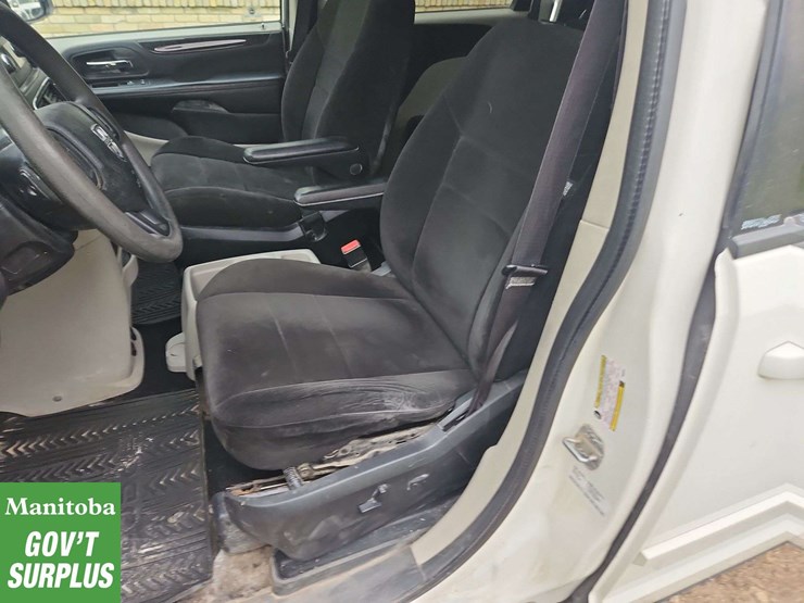 2012-dodge-grand-caravan-sxt-image-14