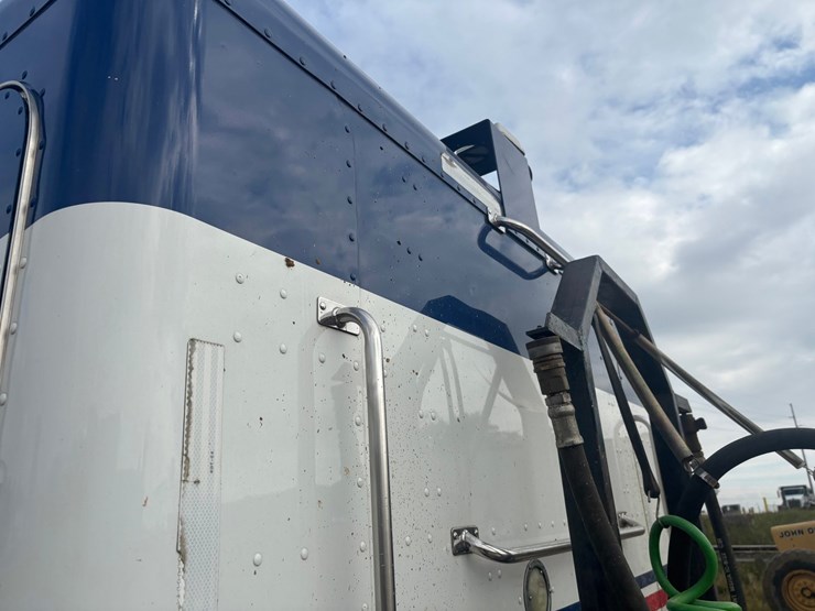 2014-peterbilt-384-image-19