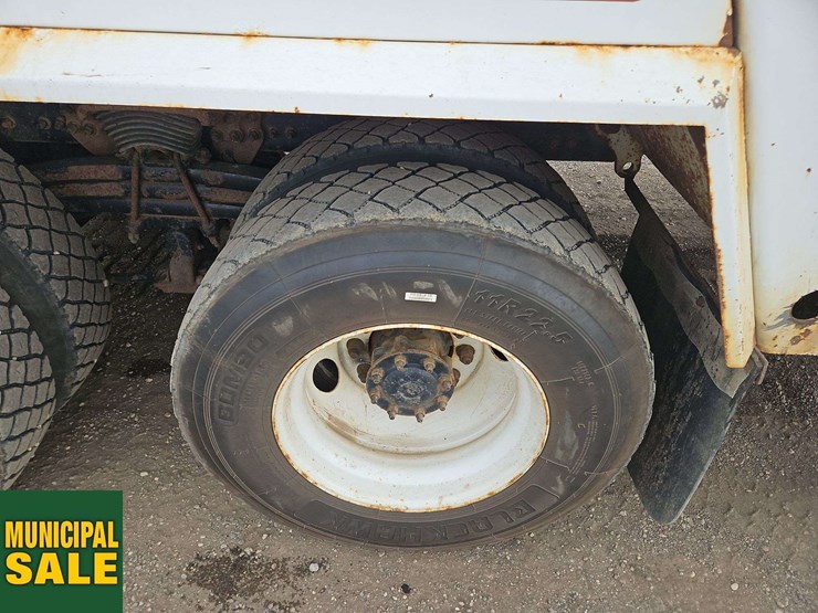 2019-freightliner-m2-106-image-11