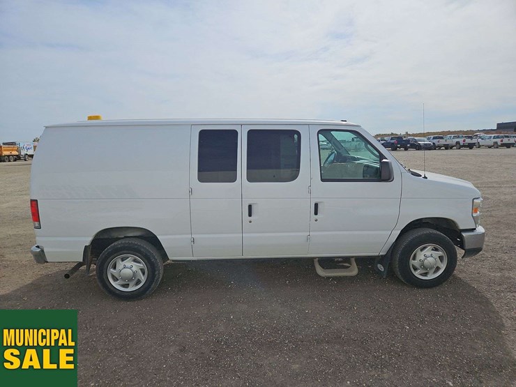 2014-ford-cargo-image-7
