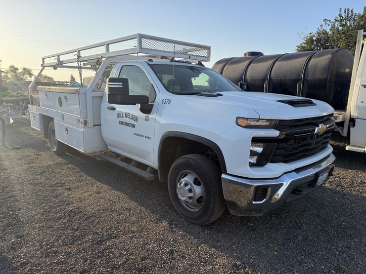 2025-chevrolet-3500-image-2