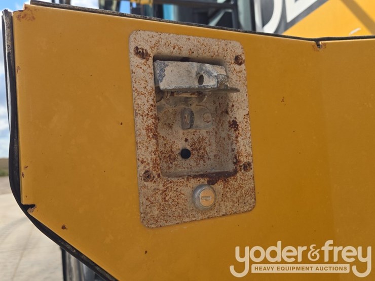 2019-deere-744k-image-33