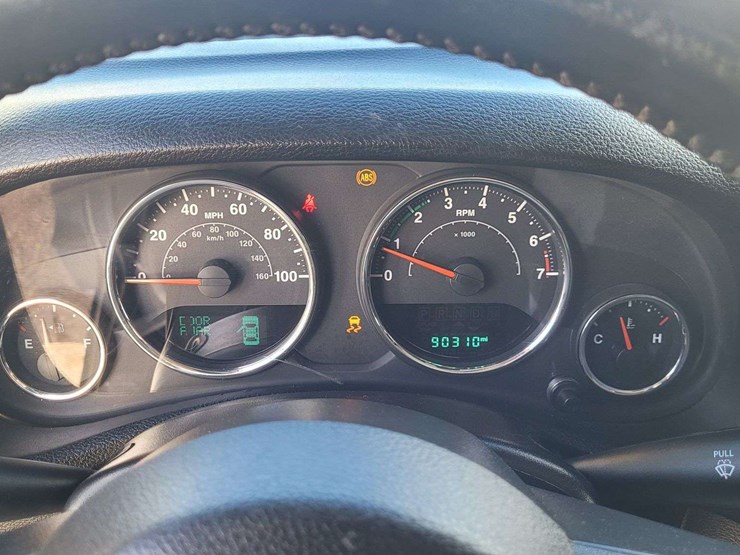 2015-jeep-wrangler-unlimited-sahara-image-18