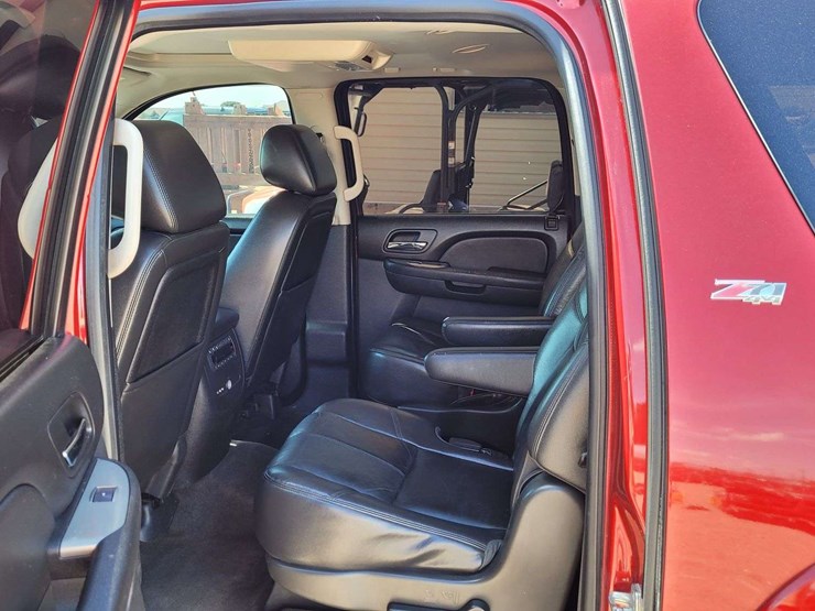 2013-chevrolet-suburban-1500-image-12